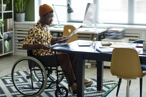 휠체어에 창의적 패션을 사무실에서 일하는 청년의 전체긴 초상화 — 스톡 사진
