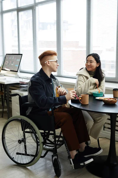 Κάθετη Ολόσωμη Προσωπογραφία Του Δημιουργικού Νέου Αναπηρική Καρέκλα Απολαμβάνοντας Μεσημεριανό — Φωτογραφία Αρχείου