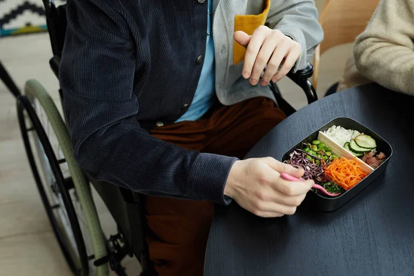 Närbild Oigenkännlig Ung Man Rullstol Njuter Hälsosam Vegan Lunch Kontoret — Stockfoto