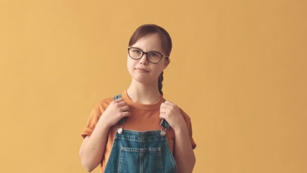 Medium Porträtt Söt Liten Flicka Med Ner Syndrom Leende Och — Stockvideo