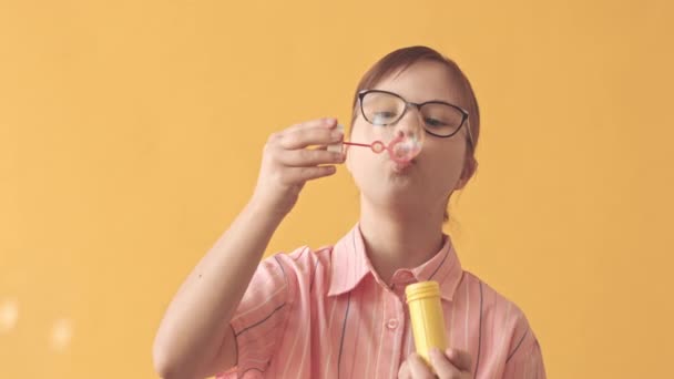 Dada Atas Gadis Kecil Yang Bahagia Dengan Sindrom Gelembung Sabun — Stok Video