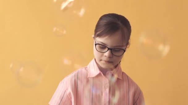 Šťastná Letá Dívka Downovým Syndromem Baví Při Chytání Mýdlové Bubliny — Stock video