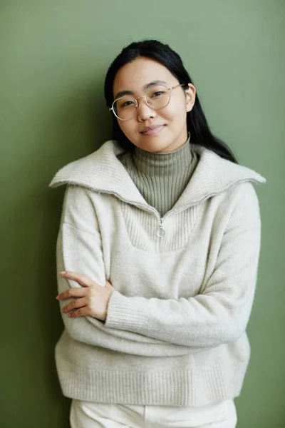 Minimális Portré Ázsiai Fiatal Nőről Aki Kényelmes Kötött Pulóvert Visel — Stock Fotó