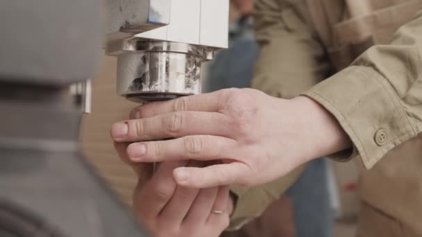Junger Schreiner Mit Schraubenschlüssel Beim Schrauben Von Cnc Maschine Holzbearbeitungsfabrik — Stockvideo