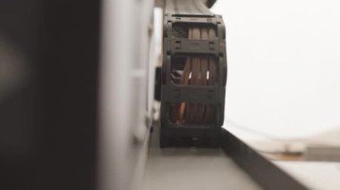 Ahşap kesme ve odun oyma için kullanılan ahşap işçiliği CNC makinesinin yakın plan çalışması