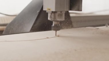 CNC router makinesinin yakınındaki tahta oyma her yere talaş tozu bırakıyor.