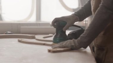 Marangozun, marangozluk atölyesinde ahşap zımparalayıcısı ve odun öğütücüsünün orta bölüm yavaşlaması.