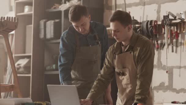 Slowmo Dwóch Młodych Białoruskich Stolarzy Fartuchach Pracujących Laptopie Stojącym Przy — Wideo stockowe