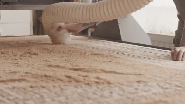 Woodworker Irreconhecível Usando Aspirador Madeira Para Coletar Poeira Equipamentos Máquina — Vídeo de Stock