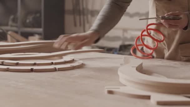 Slowmo Eines Jungen Männlichen Tischlers Mit Holzbearbeitungswerkzeug Der Hand Sortiert — Stockvideo
