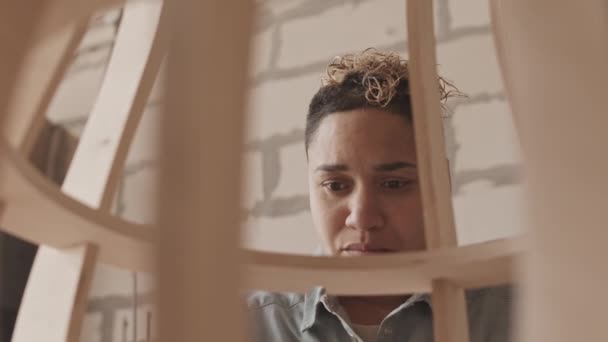 Çift Irklı Kadın Marangoz Yapımı Ahşap Mobilyaları Inceliyor Kalitesini Kontrol — Stok video