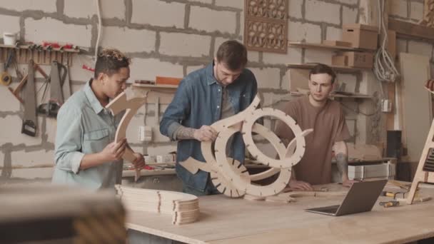 专业木工团队互相帮助 同时在木工车间组装正品家具 — 图库视频影像