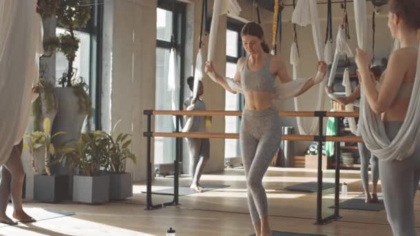 Bir Grup Kadına Egzersiz Yaparken Ipek Havadan Yoga Hamağında Baş — Stok video