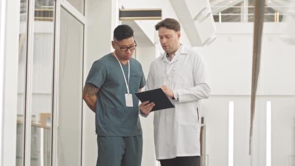 Laboratuvar Önlüklü Beyaz Bir Doktor Elinde Hasta Bilgileriyle Birlikte Modern — Stok video