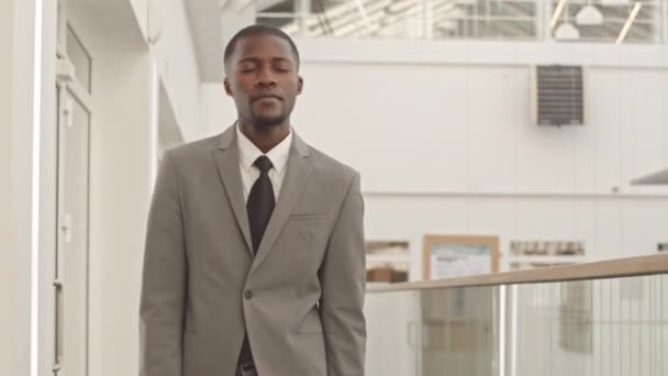 Slowmo Självsäker Ung Afroamerikansk Affärsman Formalwear Träffa Kvinnlig Anställd Med — Stockvideo