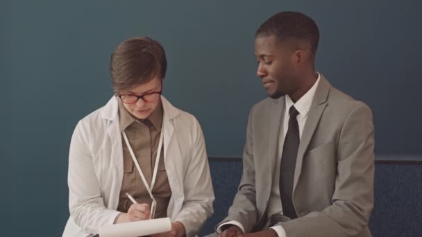 Medium Slowmo Young Black Man Formalwear Talking Female Doctor White — Stock Video