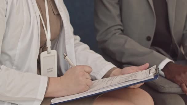 Midsection Lentidão Médico Feminino Irreconhecível Jaleco Branco Tomar Notas Cartão — Vídeo de Stock