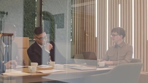 Slowmo Team Young Diverse Business People Formalwear Sitting Table Modern — Stock Video
