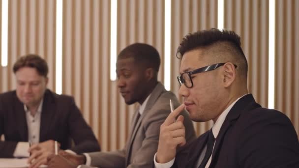 Cintura Até Lentidão Três Homens Negócios Multiétnicos Conferência Moda Formal — Vídeo de Stock