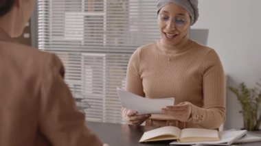 Ofisteki başarılı iş görüşmesinden sonra gülümseyen kadın halkla ilişkiler müdürü ve başvuru sahibinin orta yavaş el sıkışması.