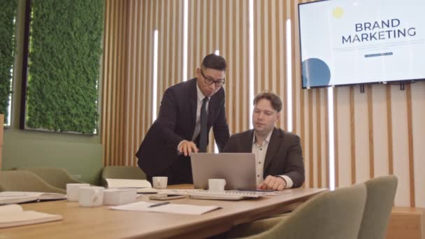 Langsam Blicken Zwei Unterschiedliche Männer Formalbekleidung Auf Den Laptop Bildschirm — Stockvideo