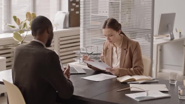 中慢速的非洲裔美国年轻人在办公室面试时向女经理递交简历或求职信 — 图库视频影像