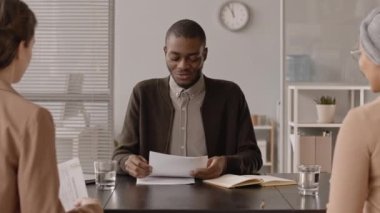 Genç Afrikalı Afrikalı Amerikalı İK yöneticisi, iki kadın adayla görüşüyor.
