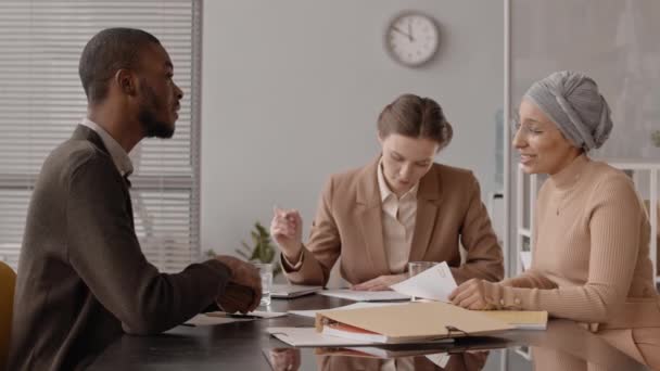 現代の会社での仕事のために雇われた後 時間管理者に話す若い黒人男性の中程度の遅い — ストック動画