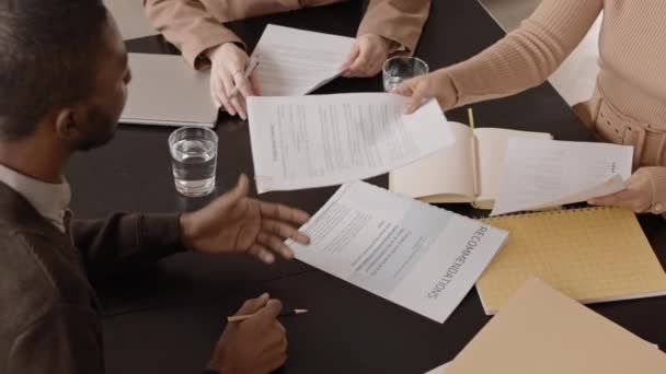 就職後のアフリカ系アメリカ人男性の雇用契約書締結の進捗状況 — ストック動画