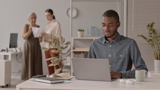 Média Lentidão Jovem Negro Camisa Jeans Trabalhando Laptop Escritório Enquanto — Vídeo de Stock
