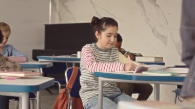 Sınıfta sınıf arkadaşınla kopya kağıdı değiş tokuşu yapan kurnaz liseli kız belini kaldır.