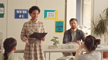 12 yaşındaki Afrikalı Amerikalı kız öğrencinin ders sırasında öğretmen ve sınıf arkadaşlarının önünde rapor vermesinin orta yavaşlığı.