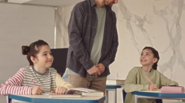 Sınavda kopya kağıdı kullanan ilkokul öğrencisinin belini yavaş yavaş bük.