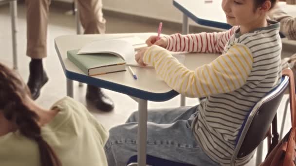 Trickreiche Grundschulkinder Beim Test Unterricht Mit Spickzetteln — Stockvideo
