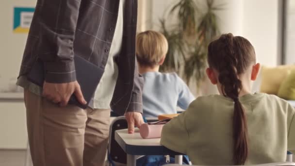 Midsection Slowmo Oigenkännliga Manliga Lärare Promenader Längs Skrivbord Klassrummet Medan — Stockvideo