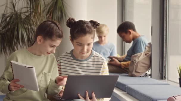 Média Lentidão Duas Meninas Usando Laptop Fazer Projeto Escolar Lição — Vídeo de Stock