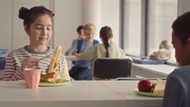Повільна Річна Дівчина Кавказької Школи Обідає Їдальні Сидячи Столом Своїм — стокове відео