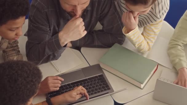 Erkek Öğretmen Çok Irklı Bir Grup Ortaokul Öğrencisinin Dizüstü Bilgisayarı — Stok video