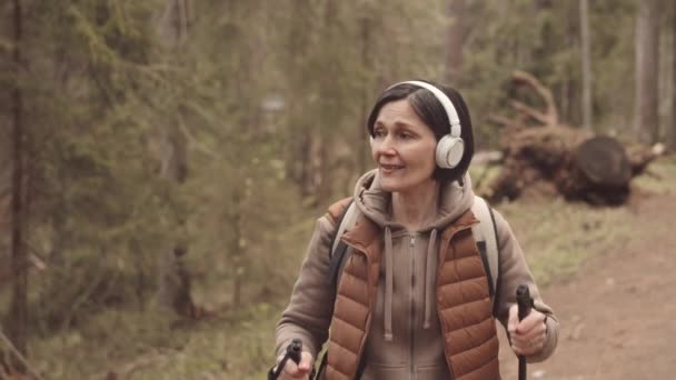 Ralentissement Moyen Femme Mûre Énergique Dans Les Écouteurs Chantant Haute — Video