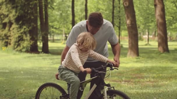 Slowmo Padre Che Insegna Suo Figlio Anni Andare Bicicletta All — Video Stock