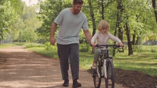 Повільна Мила Річна Дитина Вчиться Їздити Велосипеді Парку Сонячний День — стокове відео