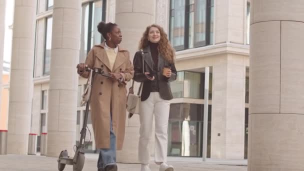 Zwei Junge Frauen Unterhalten Sich Bei Einem Spaziergang Durch Die — Stockvideo