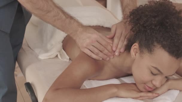 Slowmo Massaggiatore Irriconoscibile Che Massaggio Alla Schiena Alla Giovane Bella — Video Stock