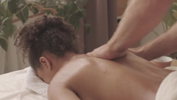Slowmo Von Biracial Mädchen Getting Back Massage Luxus Spa Salon — Stockvideo