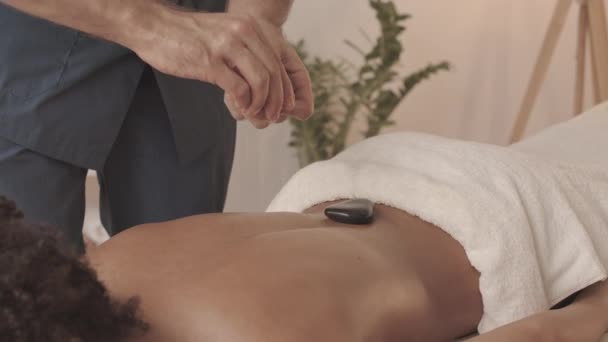 Slowmo Massaggiatore Che Massaggio Con Pietre Calde Una Giovane Donna — Video Stock