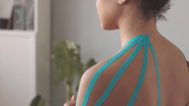 Inclinez Ralentissement Jeune Femme Biracial Bouger Son Épaule Avec Des — Video
