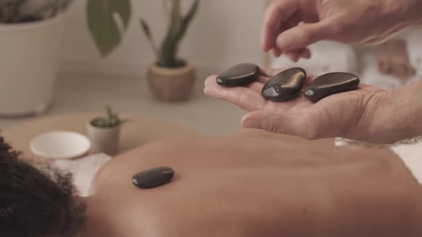 Lentilha Mulher Tratamento Com Massagem Pedra Quente Feita Por Massagista — Vídeo de Stock