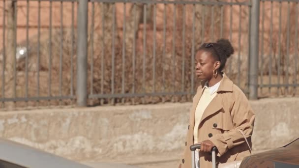 Μέση Slowmo Της Νεαρής Μαύρης Γυναίκας Καμήλα Καμπαρντίνα Βαλίτσα Αλίευση — Αρχείο Βίντεο