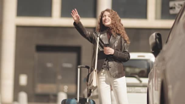 Средний Медлительность Счастливой Молодой Белой Женщины Чемоданом Ловить Такси Открытом — стоковое видео