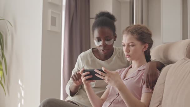 Mittlere Verlangsamung Von Zwei Jungen Freundinnen Homewear Die Sich Unterhalten — Stockvideo